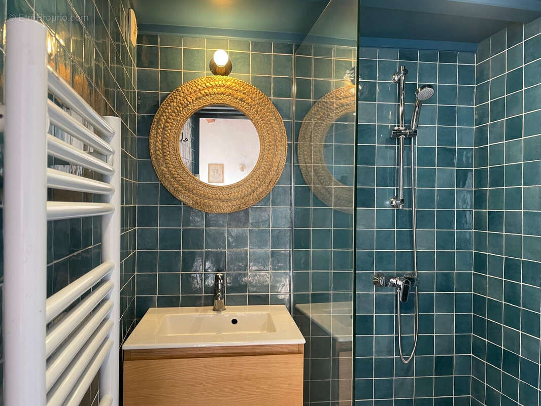 Pied à Terre avec petite cour pavée à 2 pas des commerces de St Sauveur. - photo 8