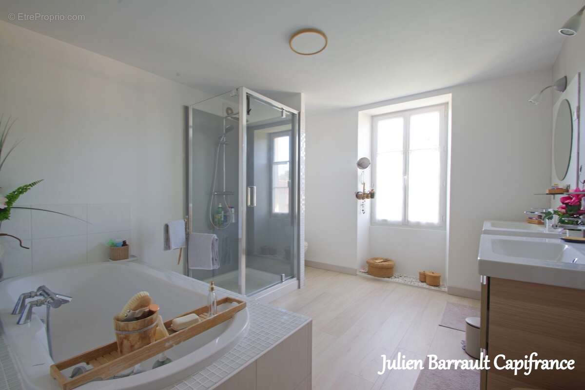 Maison familiale en pierre de 150m² avec 3 chambres rénovée en 2006 sur un terrain arboré et clos de 1617 m² - photo 17