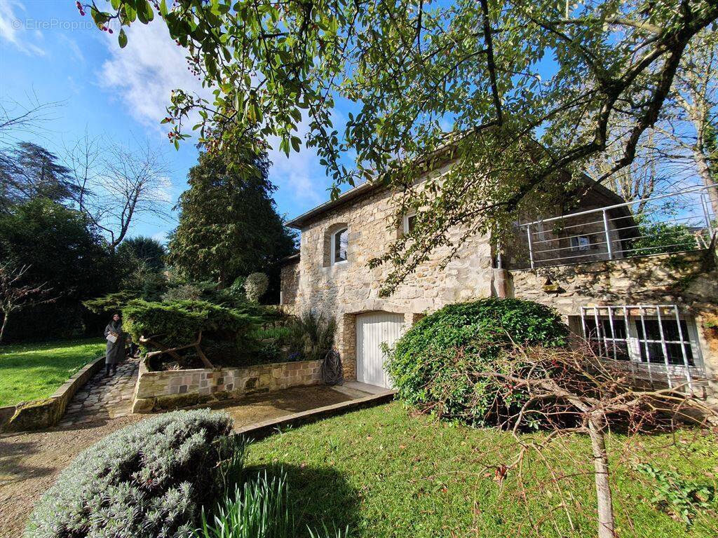 Maison à MARNES-LA-COQUETTE