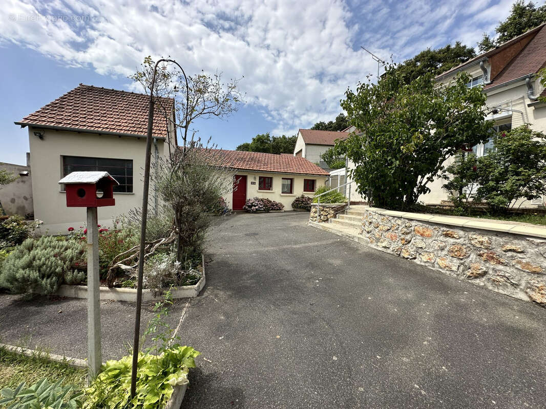 Superbe propriété Type 8 dépendances de 200 m2 sur 4100 m2 de terrain - photo 10