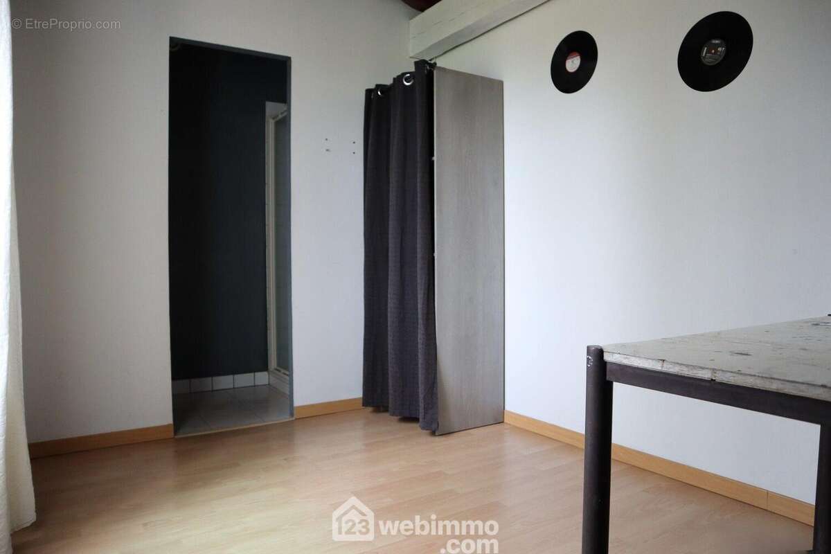 D'un côté, une chambre avec coin salle d'eau de 10 m2, - Maison à QUEAUX
