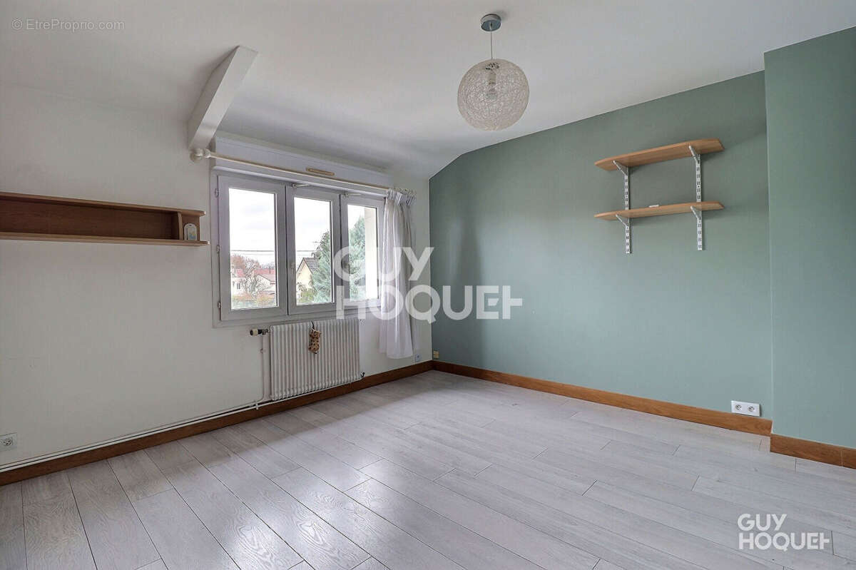 Maison à SAINTE-GENEVIEVE-DES-BOIS