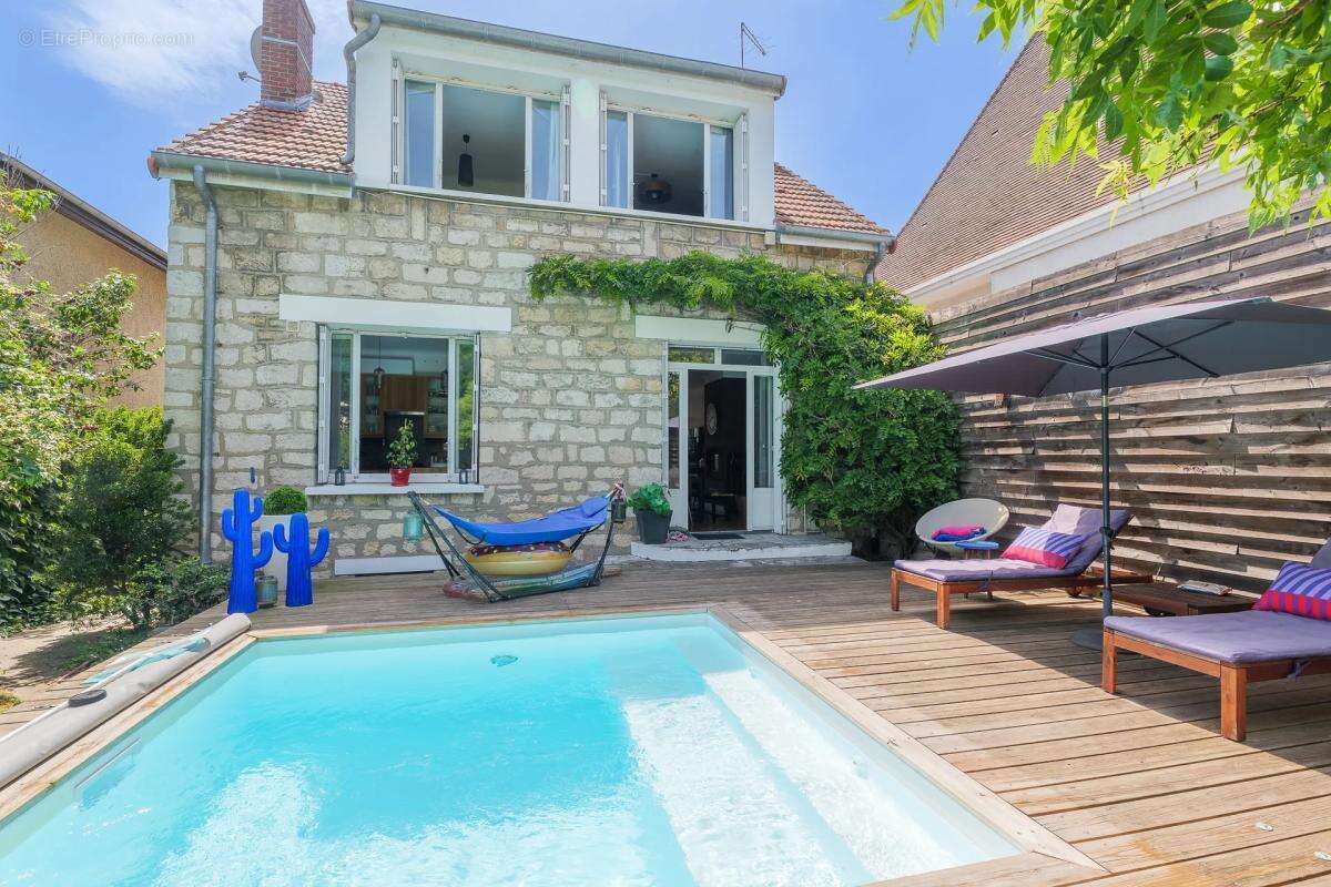 Maison 7 pièces 127 m² à Gagny avec piscine, jardin et parkings - photo 12