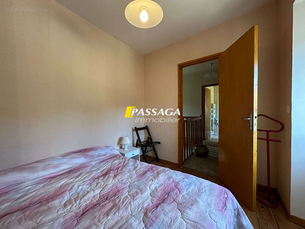 A VENDRE - Maison d'habitation avec cour, jardin et studio - BERTHOLENE - photo 17