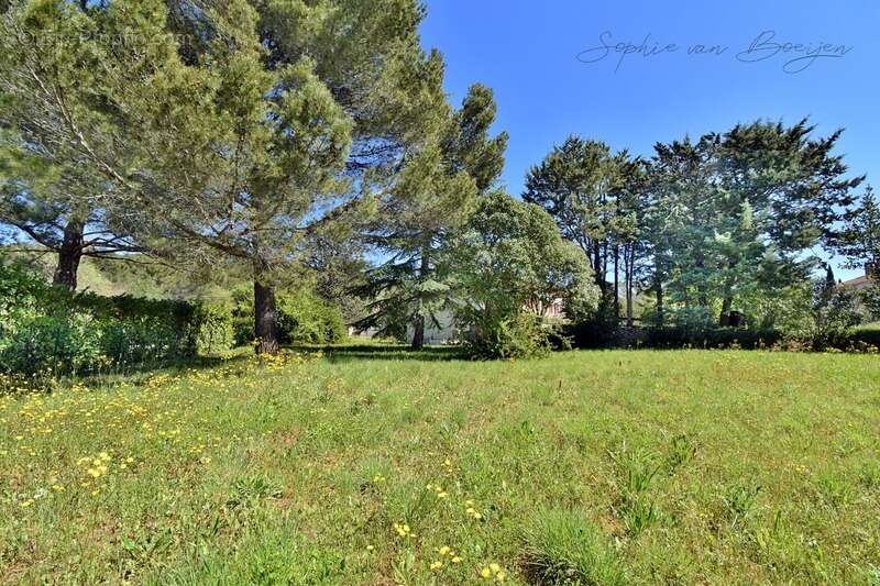 Terrain de 1 423 m² viabilisé à EGUILLES (13) - photo 2