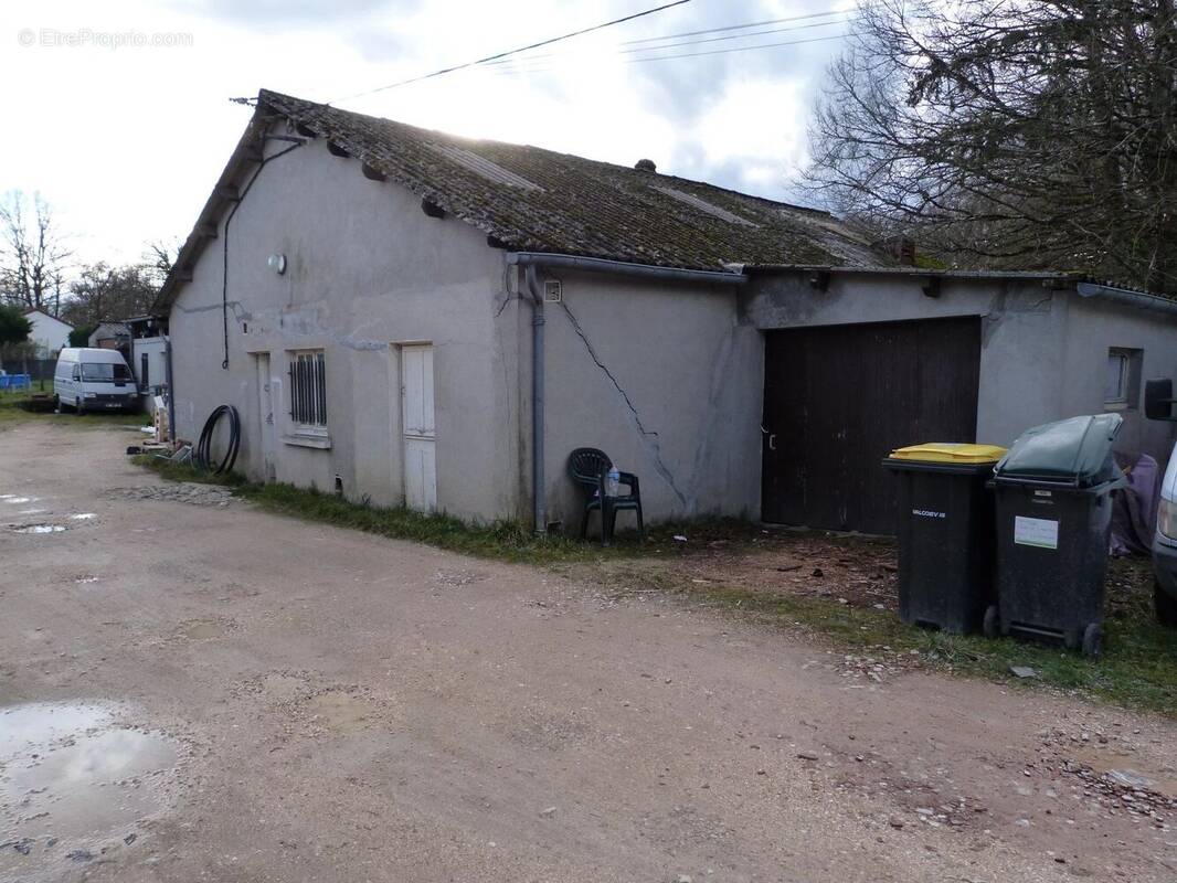 Commerce à NEUVY-SUR-BARANGEON