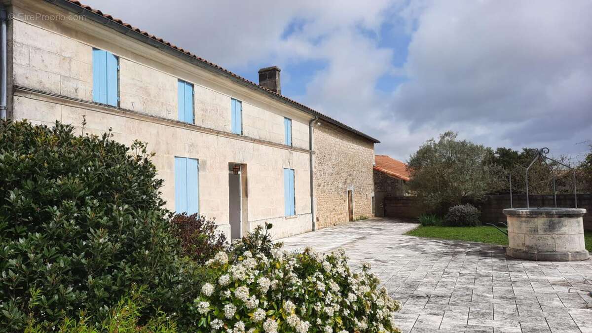 Charentaise rénovée, dépendances et piscine - photo 3
