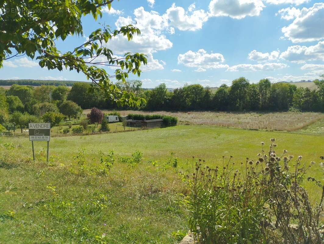 Terrain à ESCAMPS
