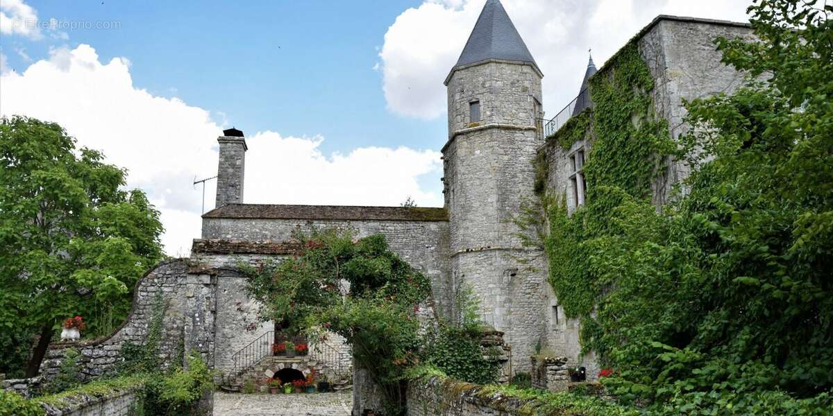 Château à 10 mn à pied - Maison à COURCELLES