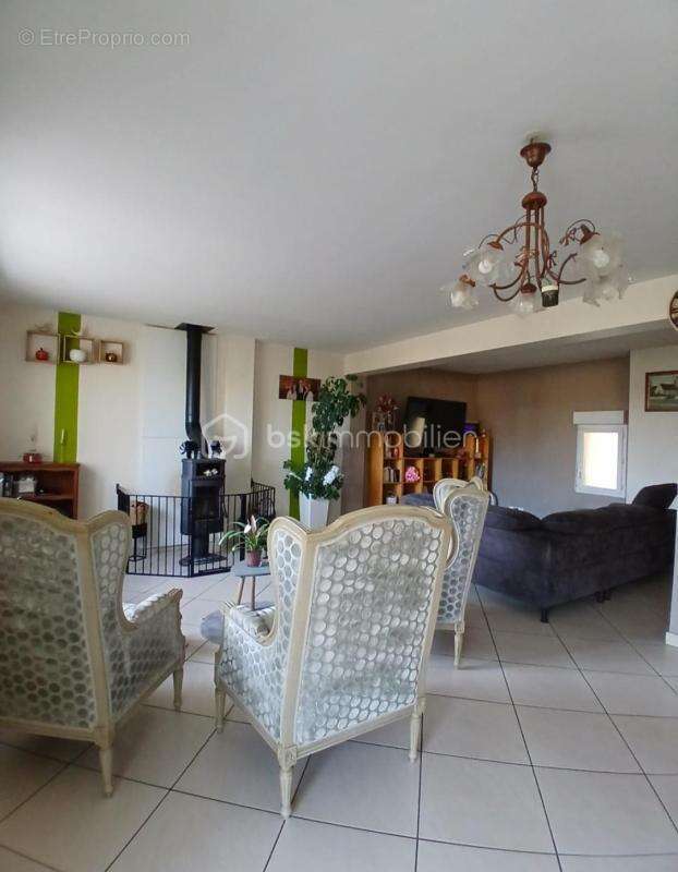 Maison spacieuse avec terrasse et vaste parking à vendre - photo 3