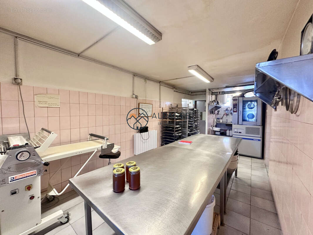 Commerce à RISTOLAS