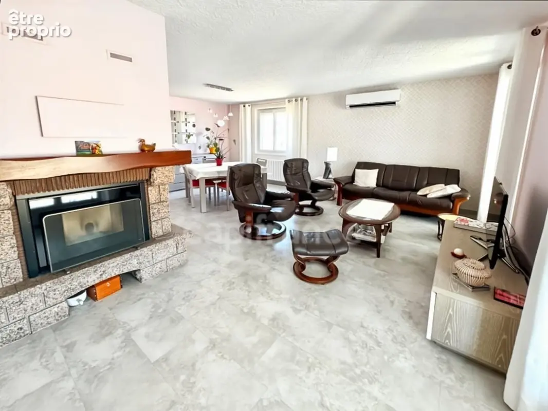 VEAUCHE – Belle maison familiale de 130 m² sur 1050 m² de terrain clos et arboré - photo 3