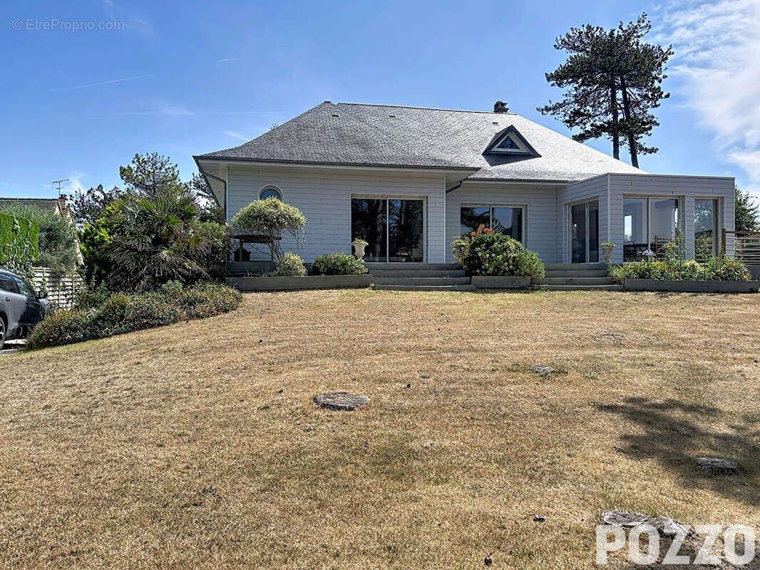 Agon Coutainville, jolie maison en excellent état à 250 mètres de la mer, vie de plain pied, terrasses, terrain 1300 m² - photo 12