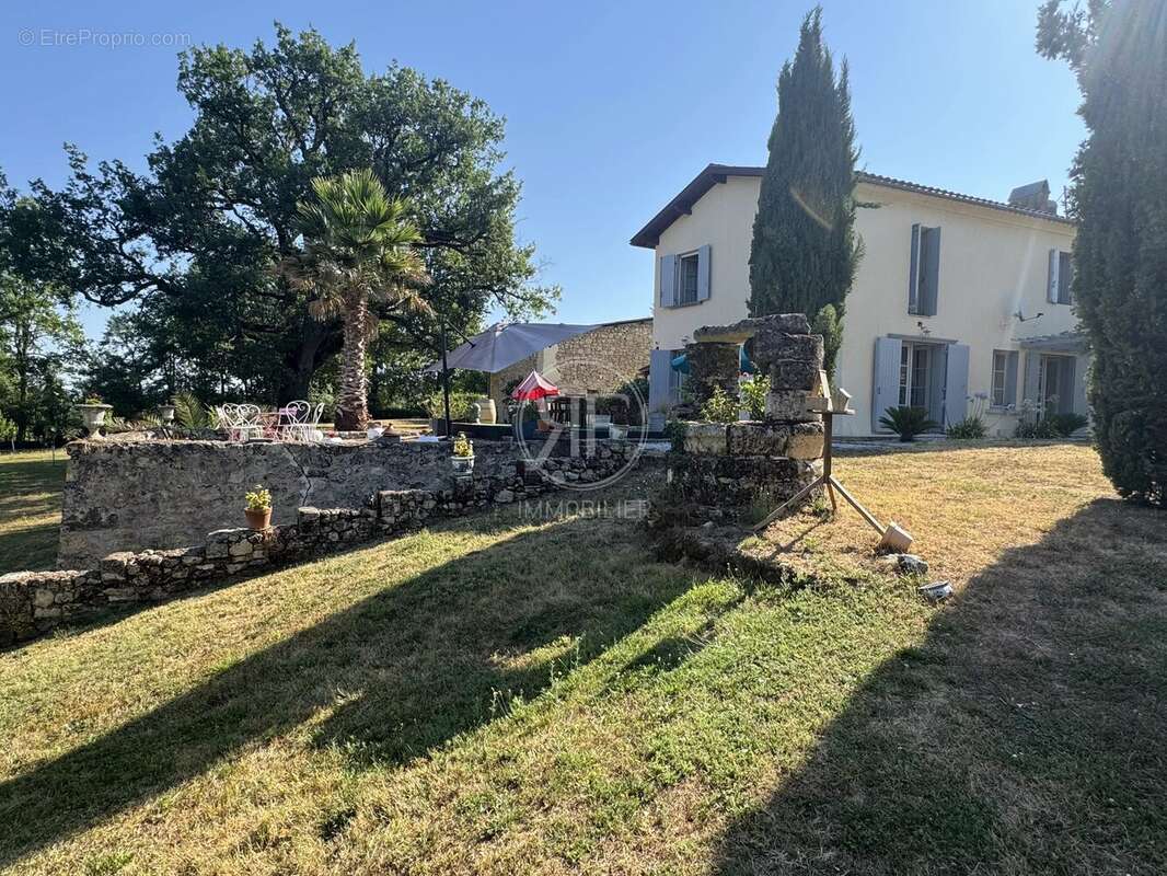 Maison familiale + dépendances avec jardin et piscine - photo 18