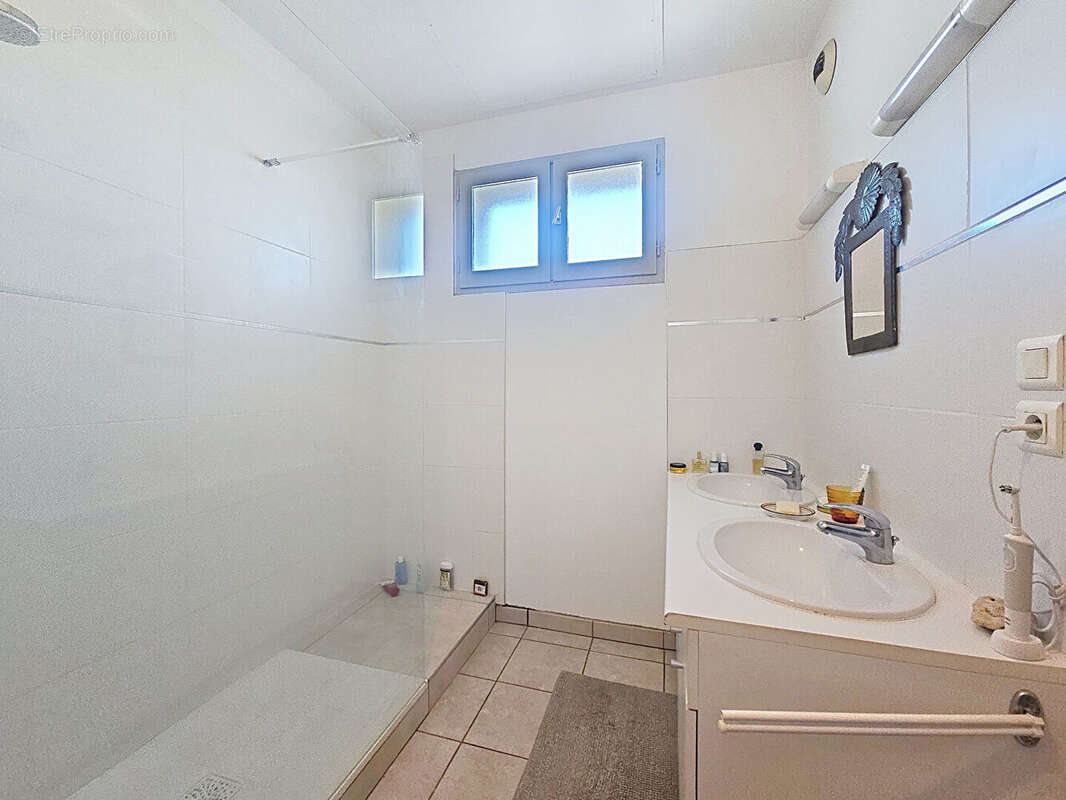 Appartement à VILLENEUVE-LES-AVIGNON