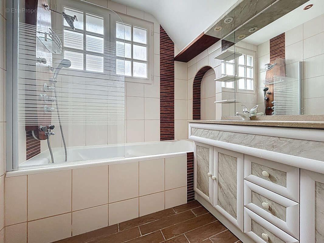 Maison à SAINT-PANTALEON-DE-LARCHE