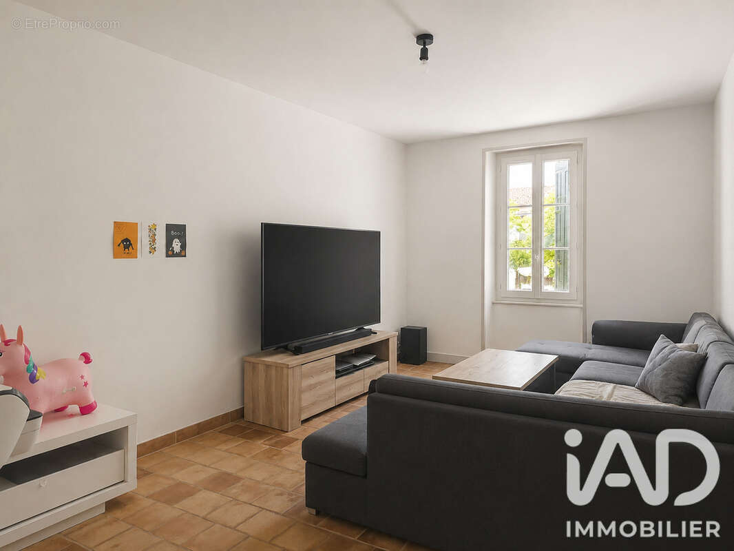 Maison 182 m² à Saint-Martin-De-Coux  - photo 2