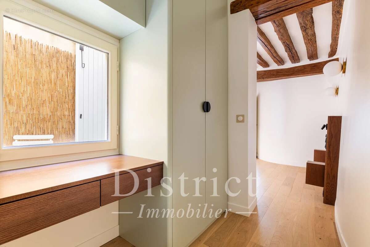 Hôtel de Ville - Rambuteau / Appartement rénové de 45 m² avec terrasse - photo 8