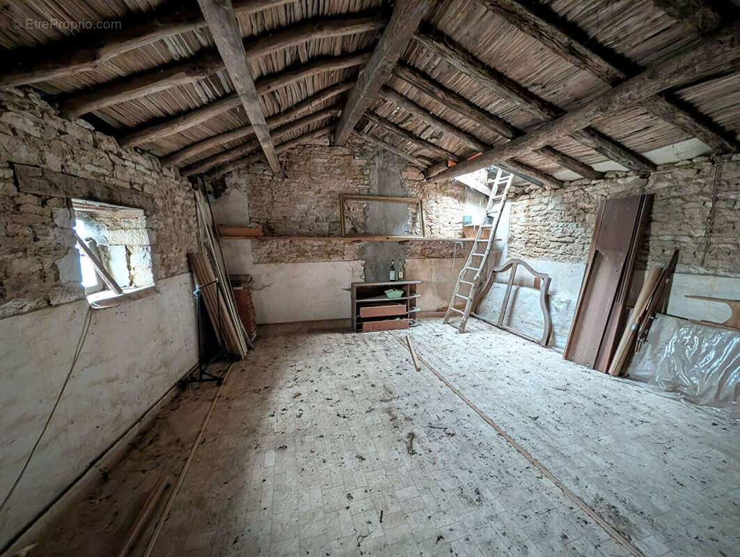 Maison à EXOUDUN
