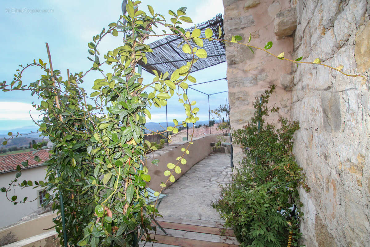 Maison à CHATEAUNEUF-GRASSE
