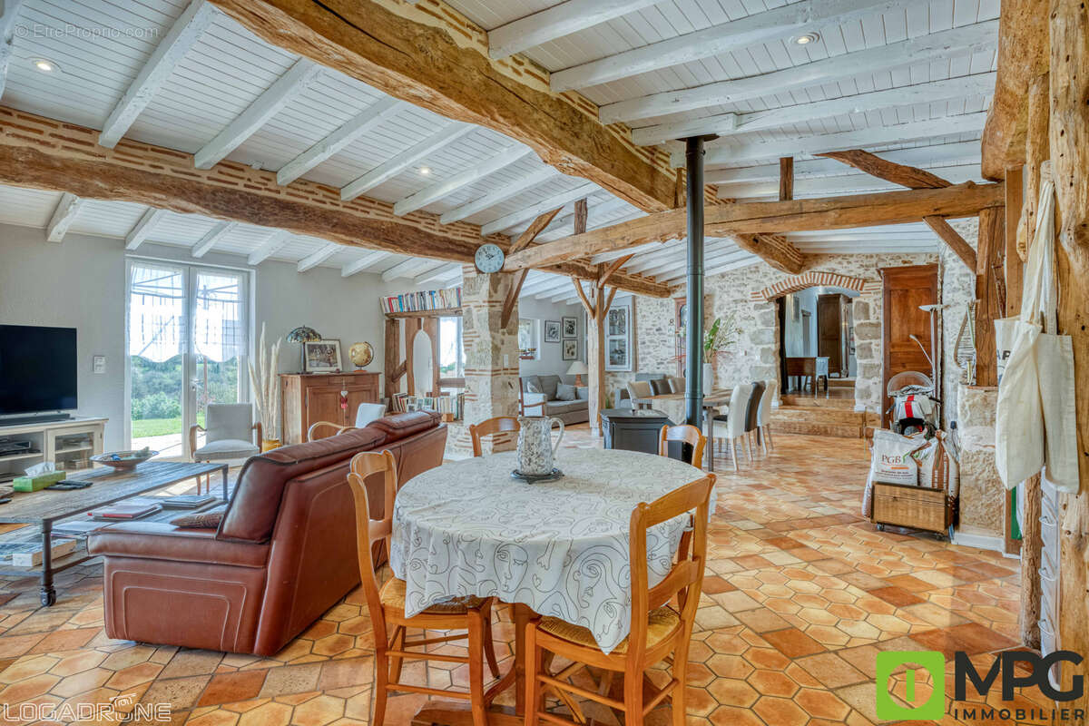 Proche CASSENEUIL à 15 minutes de VILLENEUVE SUR LOT, maison en pierres sur terrain de 2462 m2. - photo 7