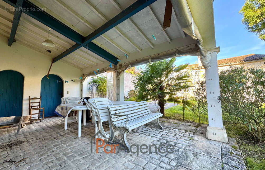 Maison à CHAILLEVETTE