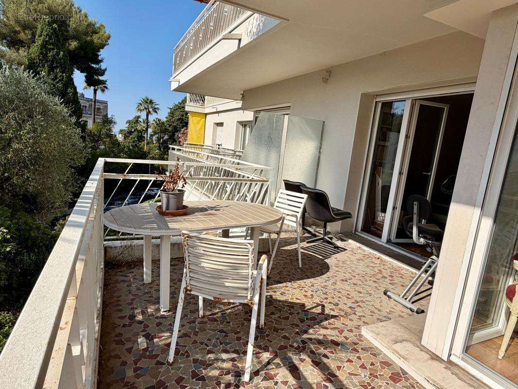 Nice Cimiez/ belle résidence 3p 93m² / terrasse 24m² / balcon /cave / (garage) - photo 6