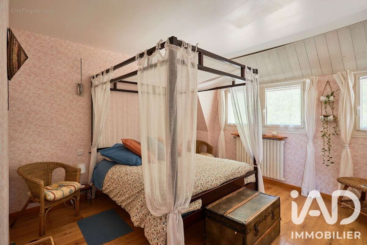 Maison 256 m² à La Geneytouse  - photo 4