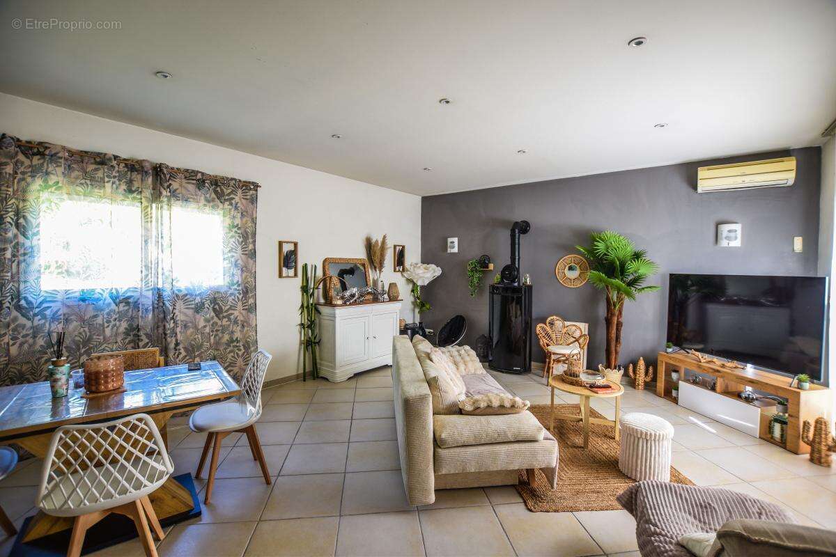 Maison à Vendre à Rochefort du Gard, 5 chambres, piscine - photo 5