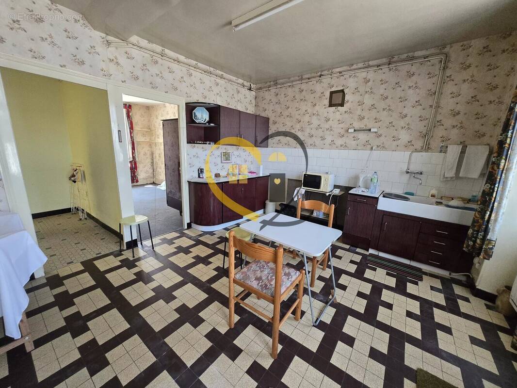 Maison à LA CHAPELLE-D'ANGILLON