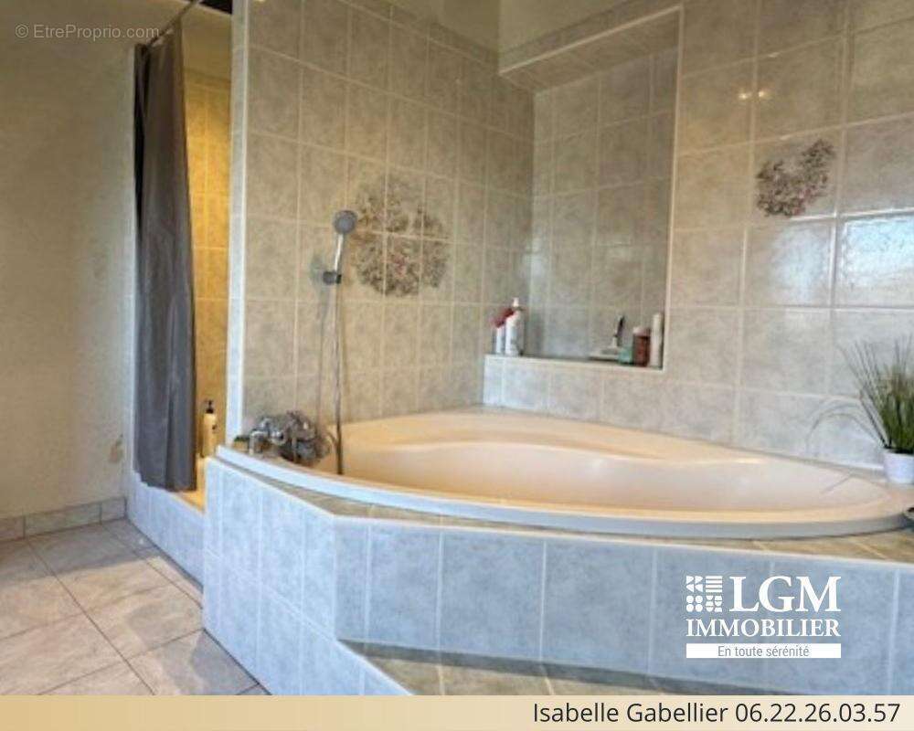 Maison à LE BREUIL-SUR-COUZE