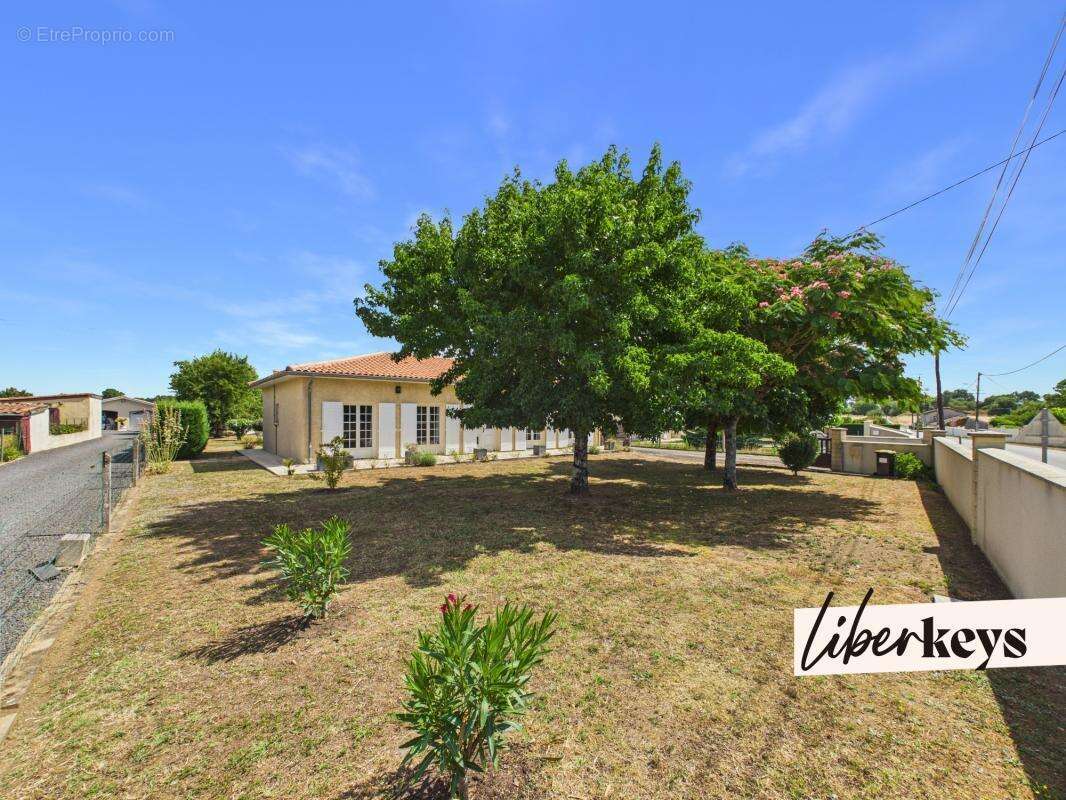 AUBIE-ET-ESPESSAS – Maison T5 rénovée 110 m² – Terrain 1 700 m² - photo 9