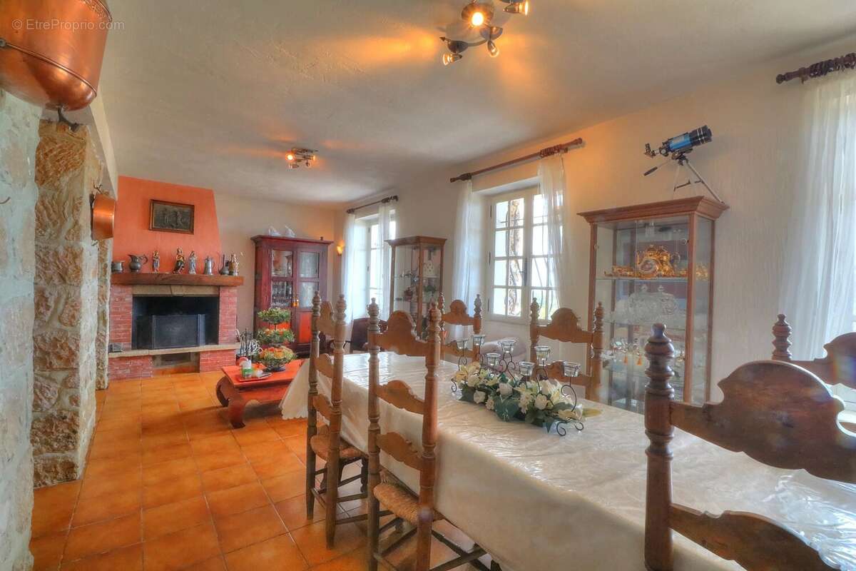 Maison à TOURRETTES-SUR-LOUP