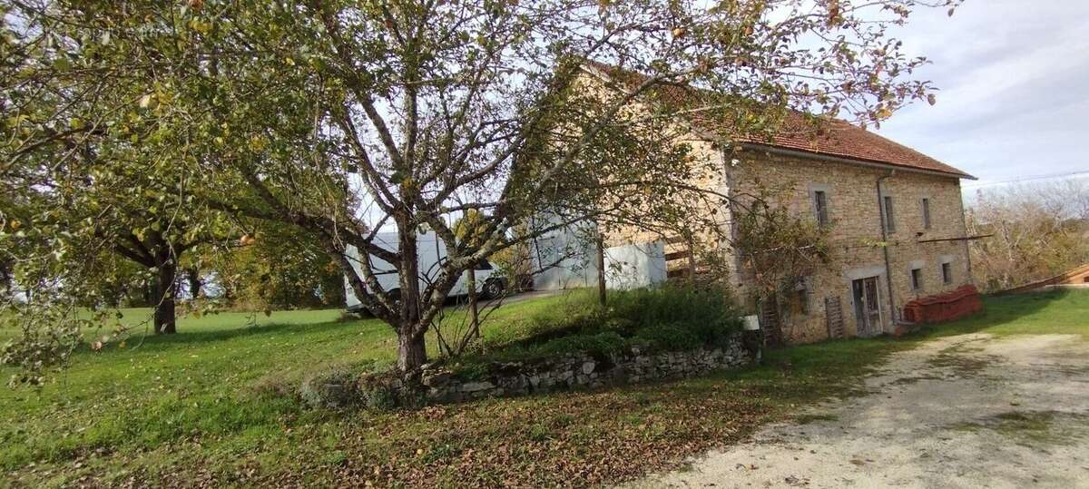 Grange en pierre de 360 m² à rénover ! - photo 16