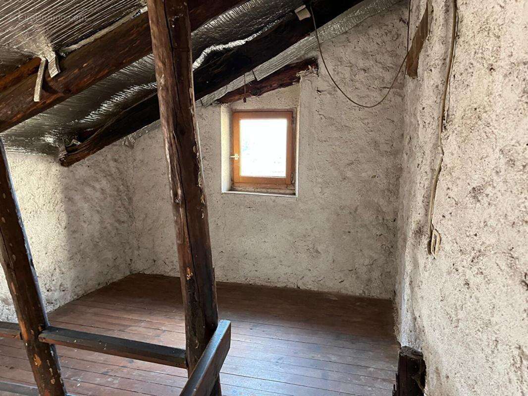 A vendre  Mialet maison de village de 77 m2 avec potentiel de 80 m2 et terrain non constructible non attenant de 930 m2 - photo 9