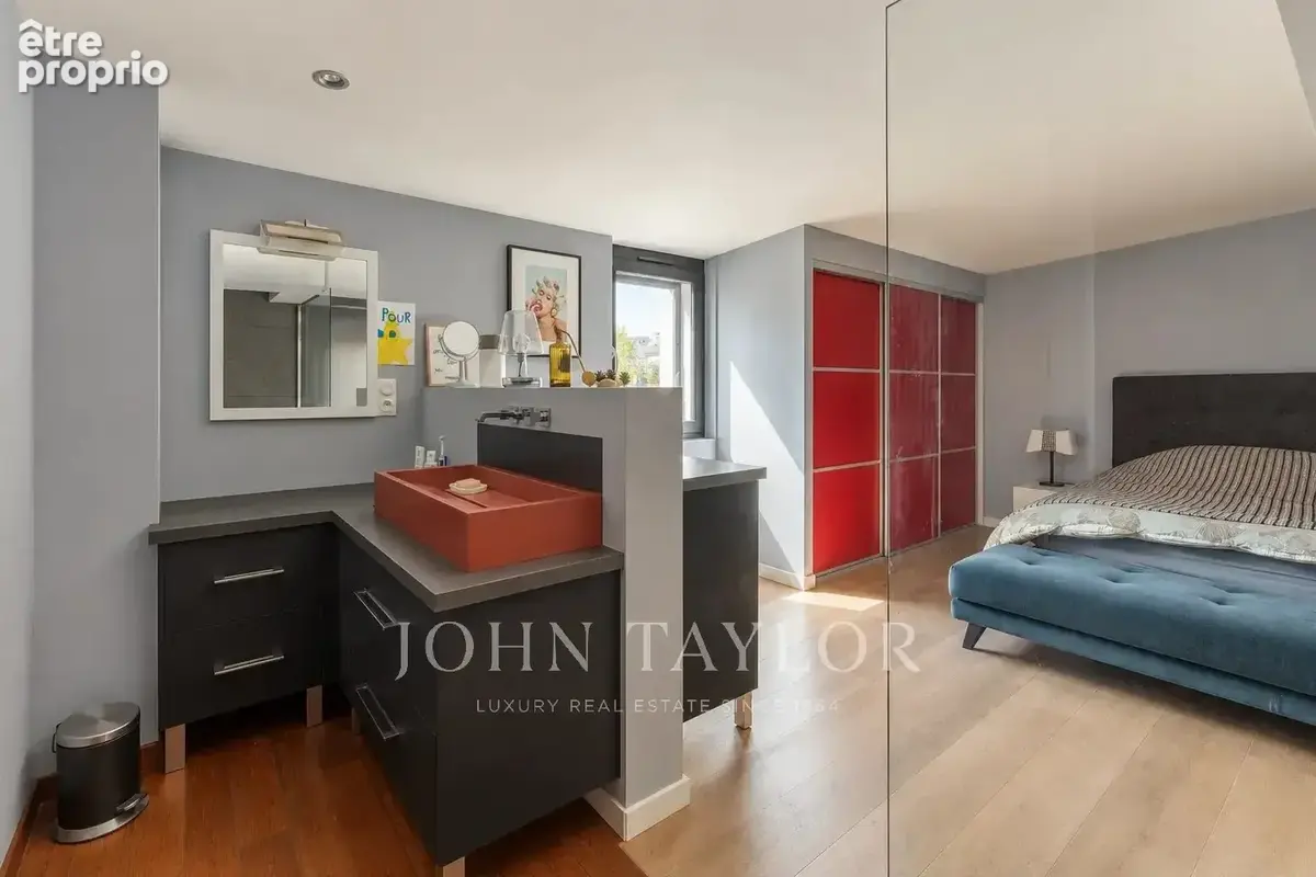 Magnifique maison de ville rénovée avec terrasse, piscine et dépendance - photo 9