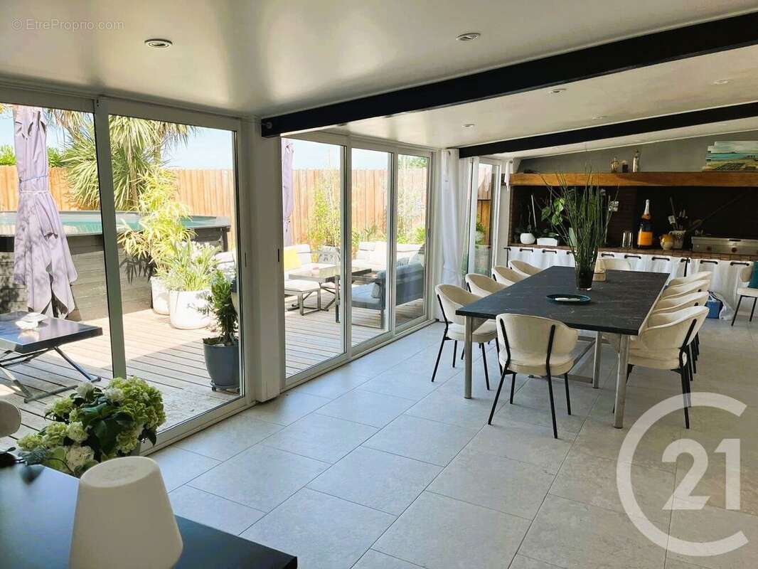 Maison 482 m² à Saint-Andre-De-Cubzac  - photo 4