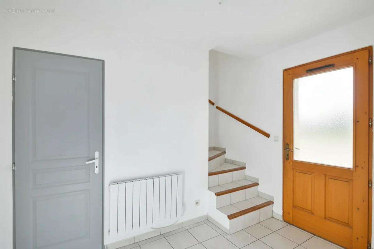 Maison lumineuse avec jardin à Saint-Julien-les-Rosiers - photo 9
