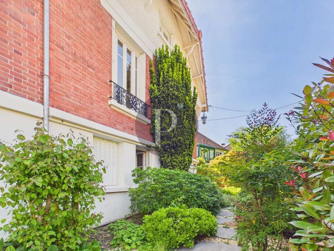 Maison à VERRIERES-LE-BUISSON