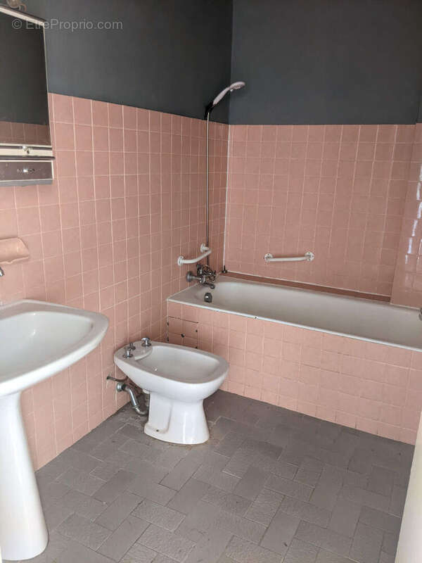 Appartement à LES SALLES-SUR-VERDON