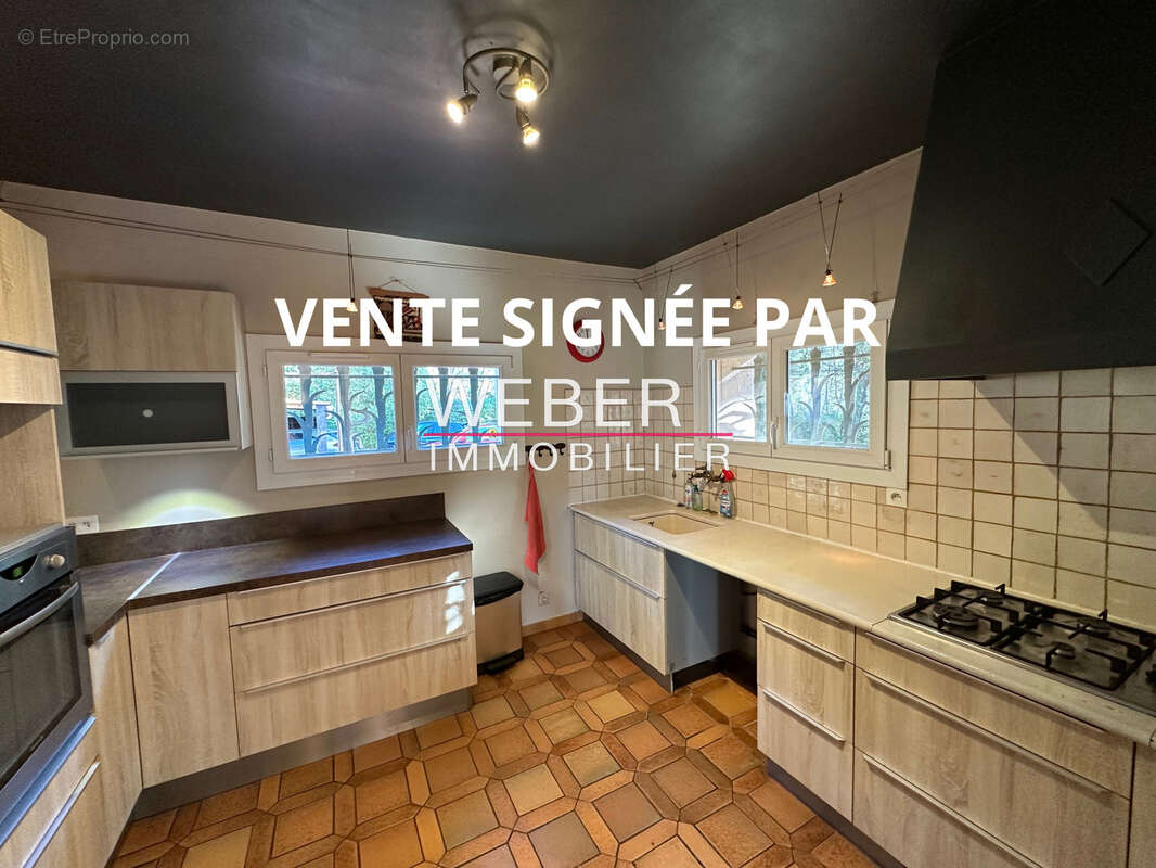 LE BEAUSSET - Maison de plain-pied 152 m2 piscine terrain 2500 m2 - photo 4