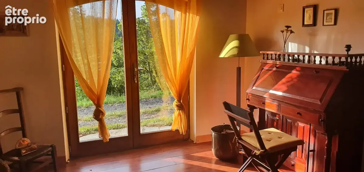 Maison en pierres avec gîte sur 2500 m2 de terrain - photo 6