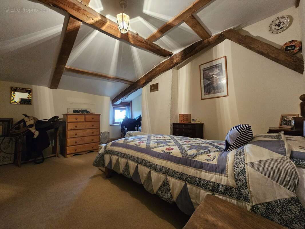 Grange exceptionnellement rénovée avec dépendances, atelier et vue panoramique. - photo 9