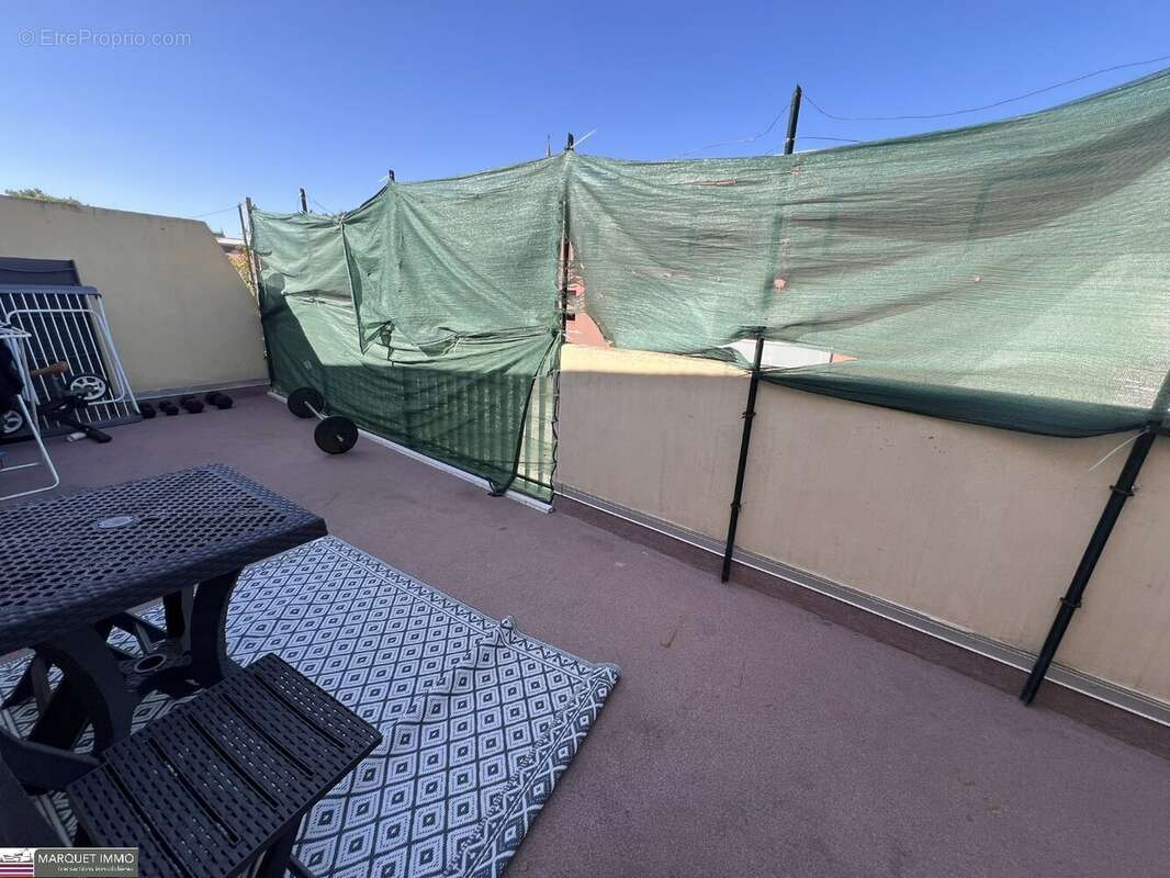 Apt T3 offrant 78 m² donnant sur 15 m² de terrasse avec une très très belle vue dégagée, parking privé, cave ... - photo 9