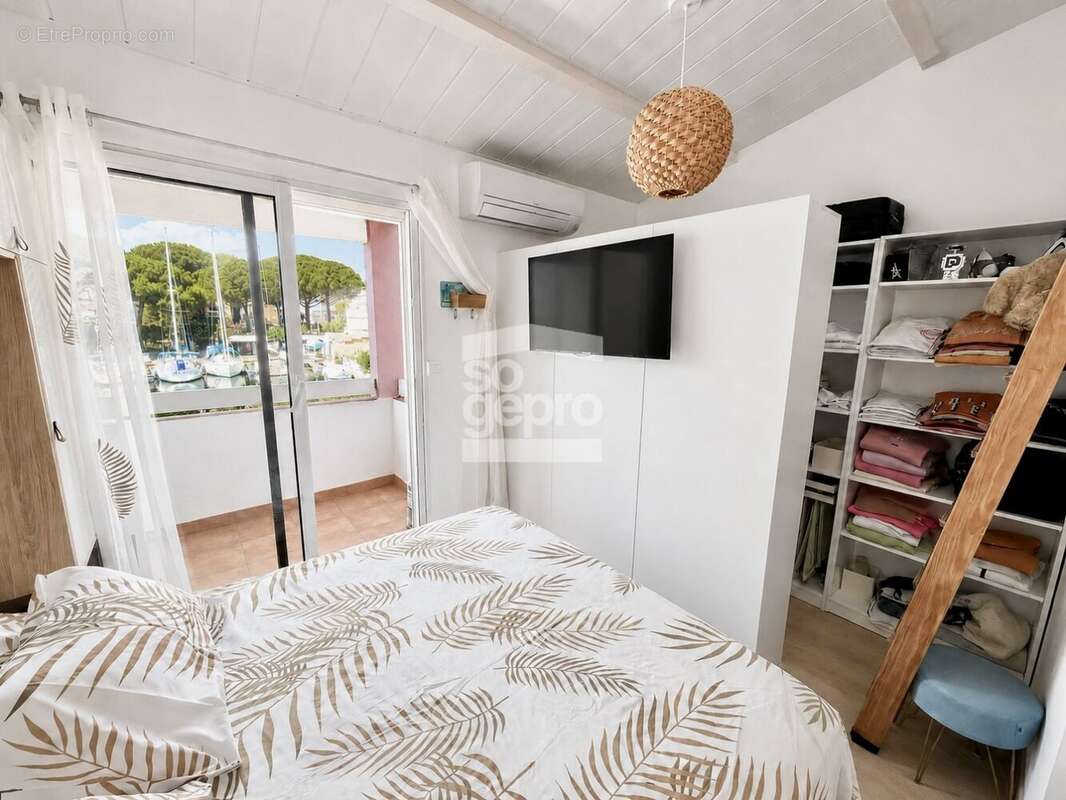 Réf : 2296 - Vente Jolie Marina 3 Pièces rénovée avec parking et son ponton ! - photo 6
