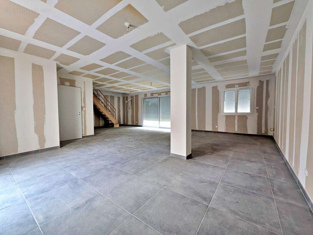Salon-séjour - Maison à MONTELIMAR