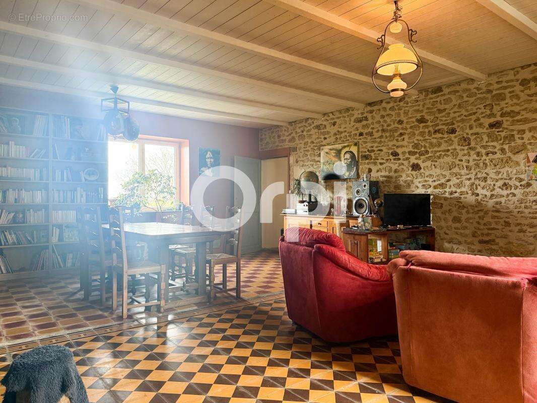 Maison à SAINT-LAURENT-DE-LA-PREE