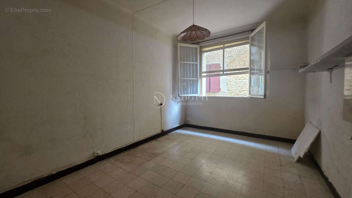 Lauris-Appartement en RDC avec terrasse à rénover - photo 4