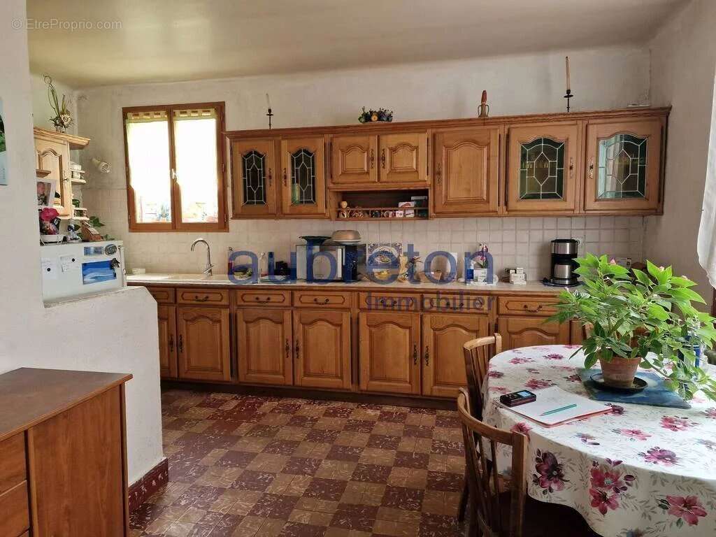 Maison à SAINT-HILAIRE-DU-ROSIER