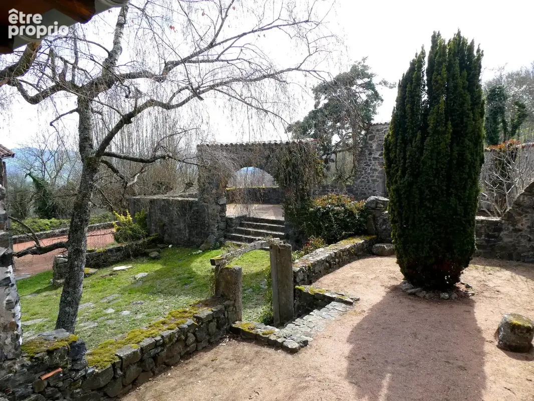 Un cachet et une situation hors du commun pour cette magnifique ferme des Monts du Lyonnais. - photo 5
